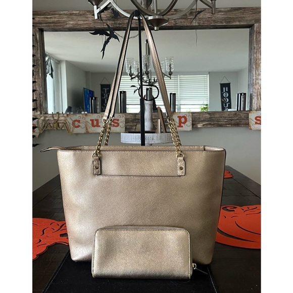 Michael Kors Gold Purse and Wallet Set - Picture 4 of 10